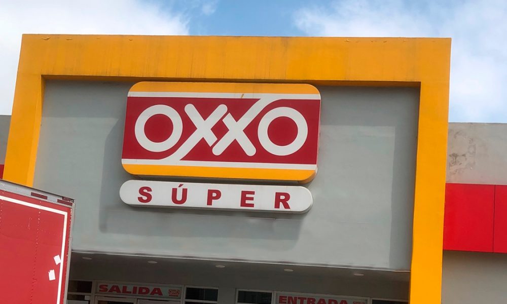 Súper Oxxo ofrece abarrotes, frutas y verduras, carnicería y panadería.