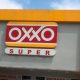 Súper Oxxo ofrece abarrotes, frutas y verduras, carnicería y panadería.