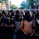 Manifestantes lanzan bombas molotov a policías durante marcha del 68
