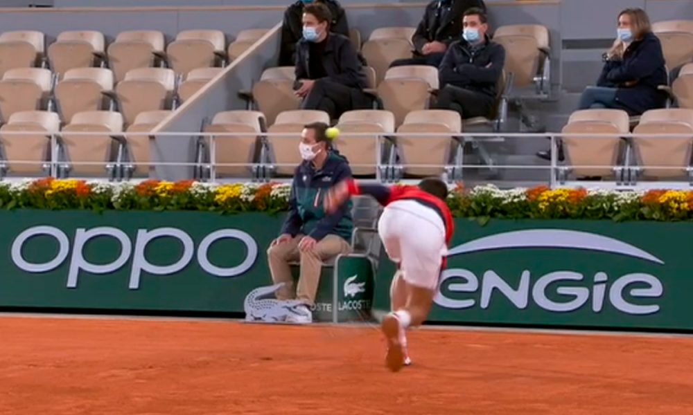 Novak Djokovic volvió a golpear a un juez de línea en Roland Garros
