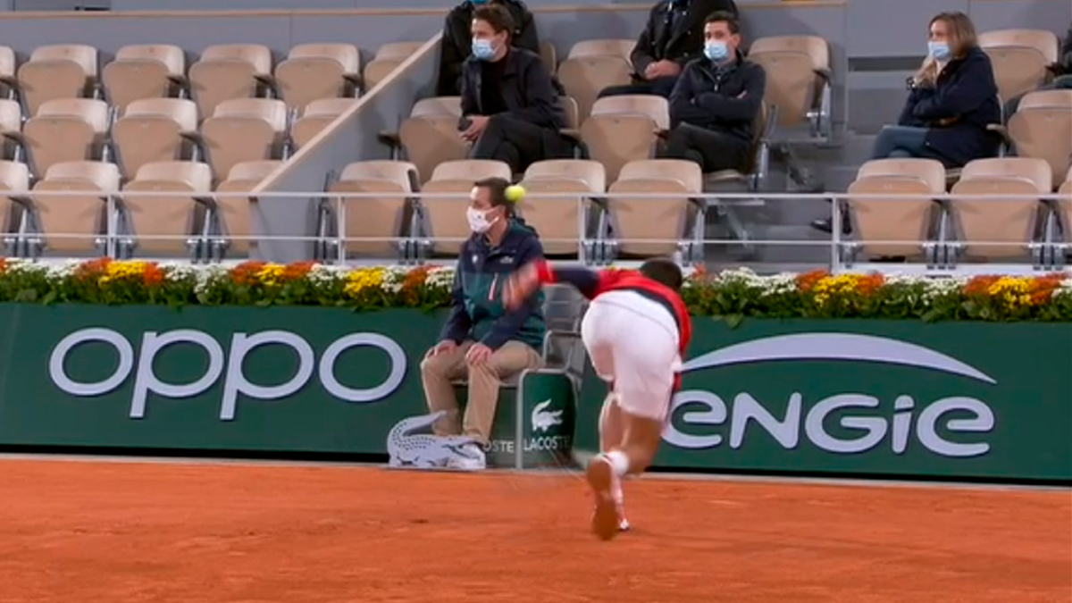 Novak Djokovic volvió a golpear a un juez de línea en Roland Garros
