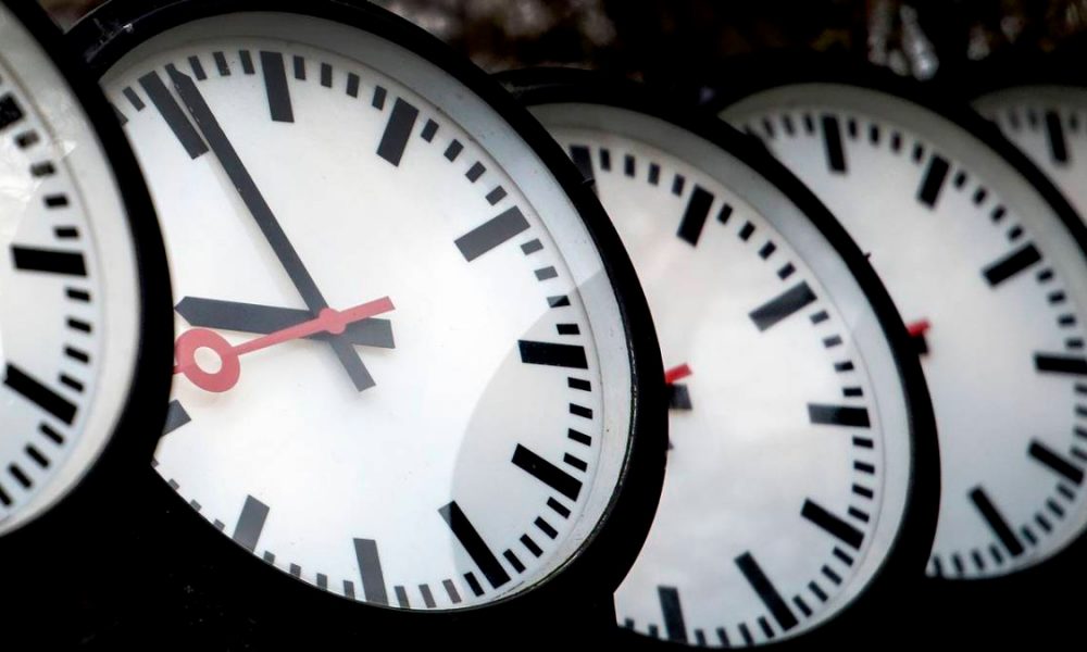 Recuerda cambiar el horario a tu reloj pero, ¿Se adelanta o atrasa el reloj en el horario de invierno?