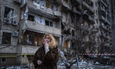 una ciudadana ucraniana llora desconsolada junto a su casa despues de un ataque con misiles en la ciudad de kiev ucrania el viernes 25 de febrero de 202 2e7ecd9a 1280x853