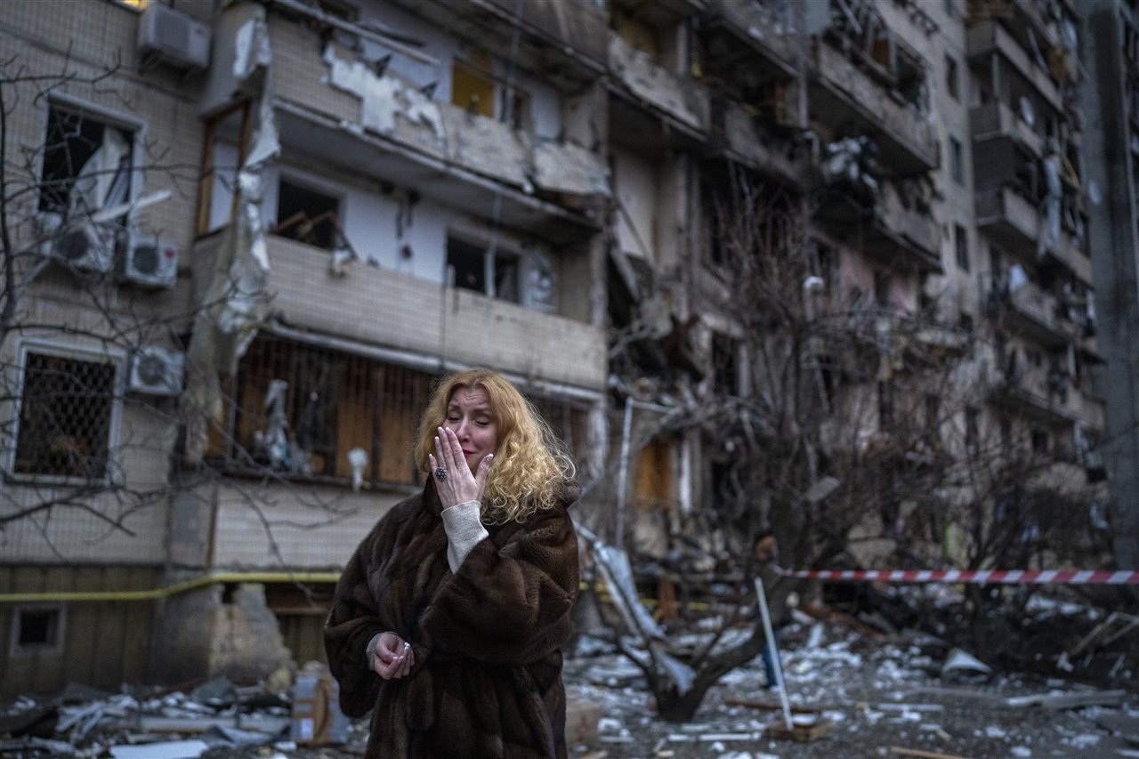 una ciudadana ucraniana llora desconsolada junto a su casa despues de un ataque con misiles en la ciudad de kiev ucrania el viernes 25 de febrero de