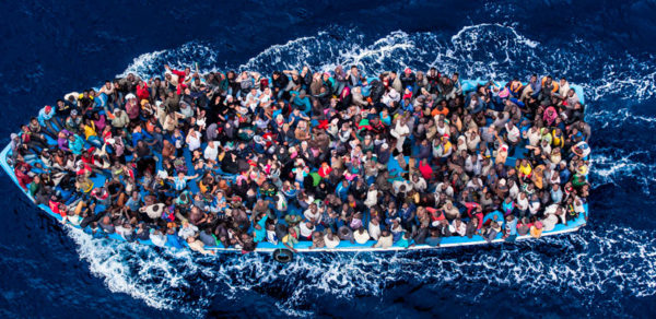 refugiados en un barco en el mar 600x292 1